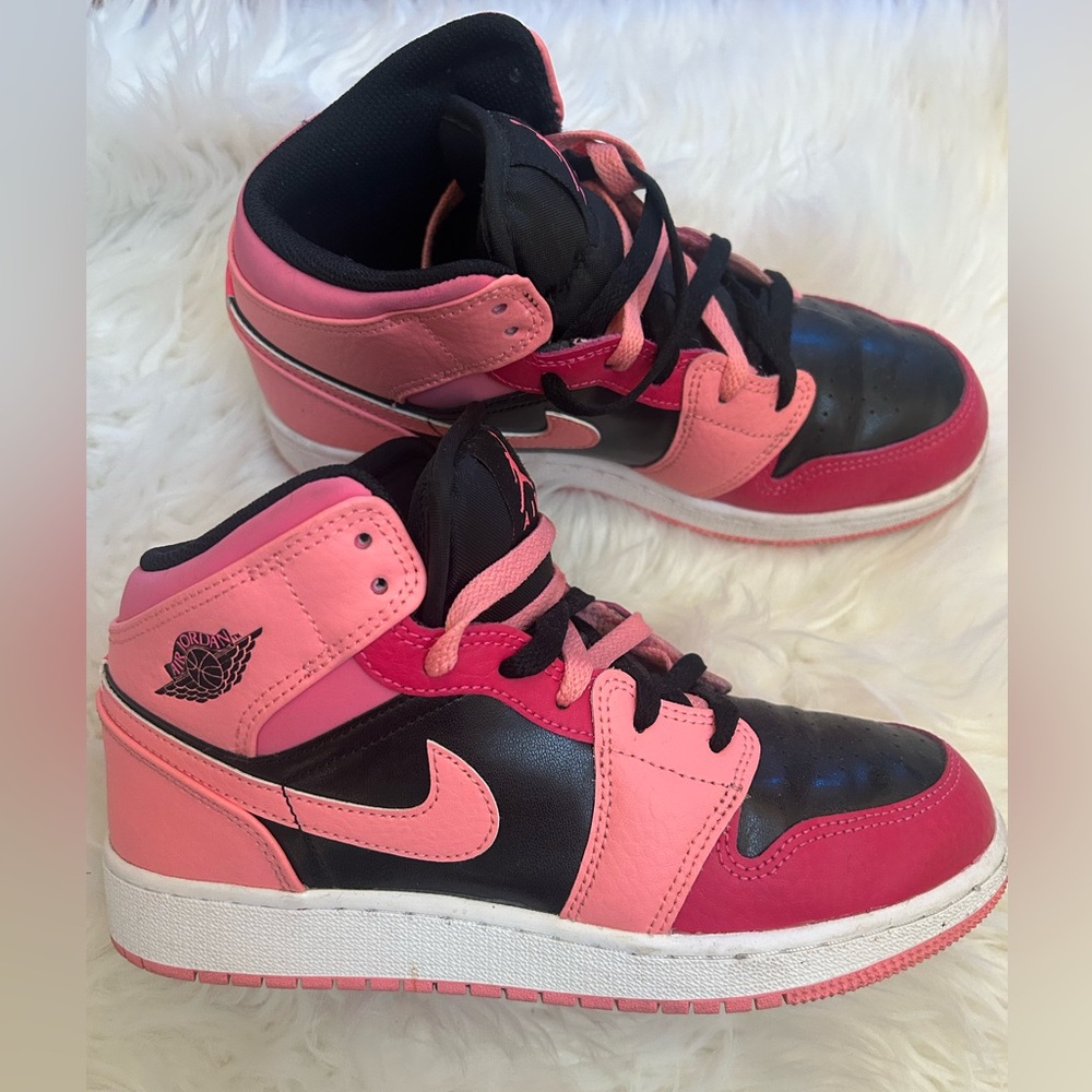 Nike Air Jordan 1 Mid GS 'Coral Chalk' 2021 554725-662 Youth Size 5.5 
I